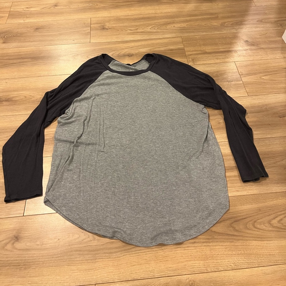 American Eagle Light Gray Body with Dark Gray Trim Plush 3/4 Sleeve Tee